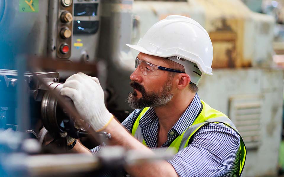 How Real-Time Manufacturing Data Improves Shop Floor Decisions